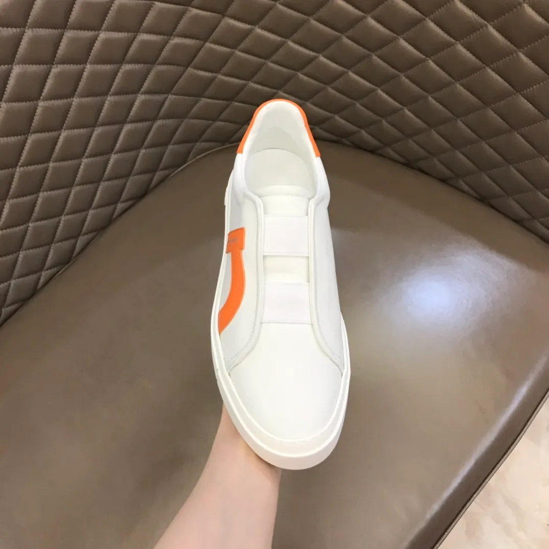 p400【Salvatore Ferraga**】New men's low-top casual shoes! Top-quality cow products, original lasts, made of imported cowhide, first-class texture, first-layer sheepskin lining! Original outsole! The details are exquisite and the style is versatile and upscale! Decorated with a three-dimensional Gancini logo, the back of the tongue and lace-up piping add a pop of color. The high-tech sole features a holographic pattern and Gancini details, making it ideal for a practical yet stylish everyday look. Code number 38-44 (45 can be customized)